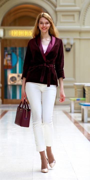 elegantes lilaweißes Outfit